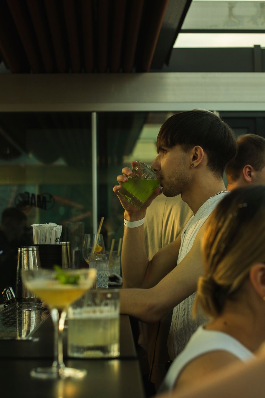 临街酒吧与外摆区
